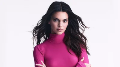 Держи идею эротического фото на праздники от голой Кендалл Дженнер