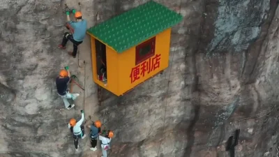 В Китае работает магазин на скале, который называют самым неудобным в мире – видео