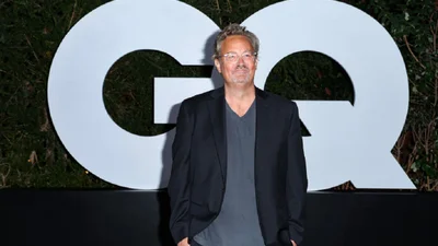 З могили Меттью Перрі зникли всі квіткові композиції та вінки