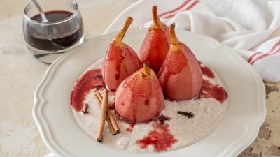 Груші у червоному вині — як приготувати ідеальний осінній десерт