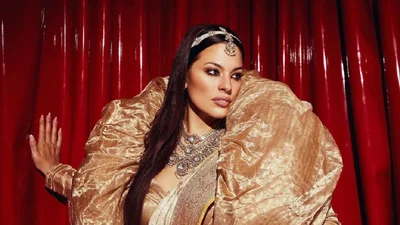 Блестящая красавица: Эшли Грэм показала шикарные формы в прозрачном платье-сетке