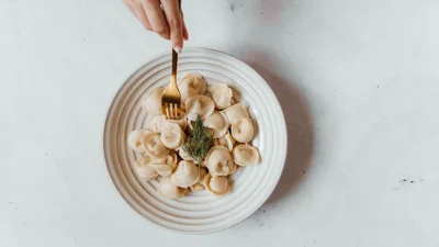 Рецепт домашніх пельменів, які не розварюються — ідеальне тісто і соковита начинка