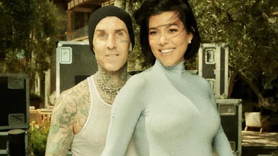 Фанаты раскритиковали мужа Кортни Кардашьян из-за странного поведения во время ее родов