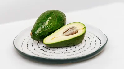 Как хранить авокадо правильно: зрелые, незрелые, нарезанные