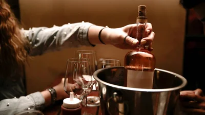 5 способів відкрити пляшку вина без штопора