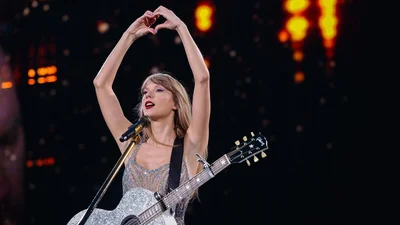 Тейлор Свіфт поцілувала бойфренда на очах у фанатів — відео з бурхливою реакцією