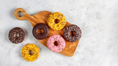 Шоколадні яблучні "пончики" нашвидкуруч: вишуканий та водночас простий десерт