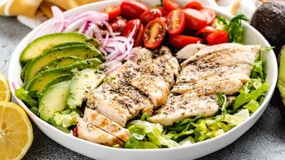 Курячий салат з авокадо — вечеря, на яку потрібно не більше 20 хвилин