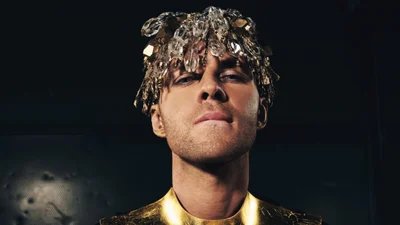 От нищего к Людовику XIV: Макс Барских представил долгожданный клип на песню RICH