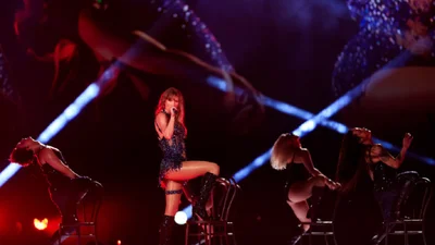 Тейлор Свіфт розповіла прихильникам жахливу новину: на її концерті померла фанатка