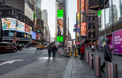 Фото дня: KOLA на билборде в Нью-Йорке на Times Square - фото 583525