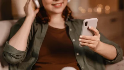 У Швеції розробляють технологію, яка дозволить заряджати телефони від дерева