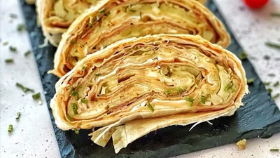 Гості на порозі: ось як приготувати рулет-піцу, який вони із задоволенням з'їдять