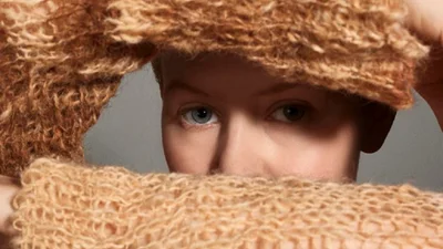 Голландська дизайнерка в'яже светри з людського волосся