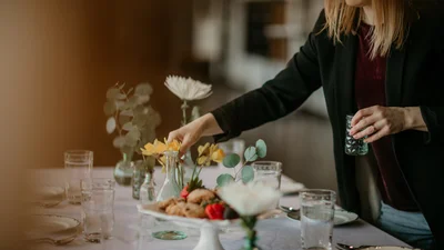 Елегантно та оригінально: 5 порад дизайнерів з оформлення святкового столу