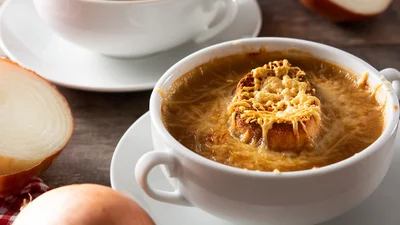 Французский луковый суп — как приготовить настоящий деликатес на обед