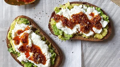 Швидкий сніданок: дивися відео, як приготувати найсмачніший авокадо-тост