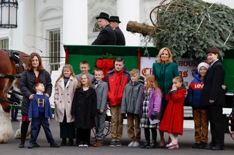В Белый дом прибыла рождественская елка: смотри, как первая леди встречала дерево