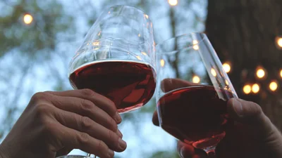 Ученые назвали причину, почему вино вызывает головную боль