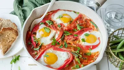 Яйца фламенко — запеканка с картофелем и колбасой, которая не оставит голодными