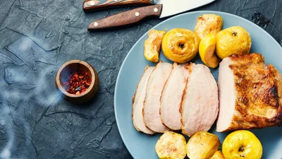 Смажена свинина з яблуками — вишукана м’ясна страва, яка прикрасить різдвяний стіл