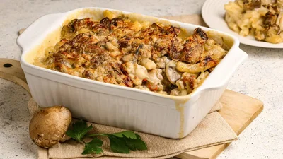 Запечені макарони з грибами та ковбасою — рецепт ситної та смачної страви