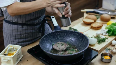 Как жарить без брызг: способы и уловки, чтобы не запачкать кухню