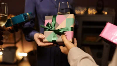 Що подарувати колегам на Новий рік: ідеї класних подарунків не за всі гроші світу