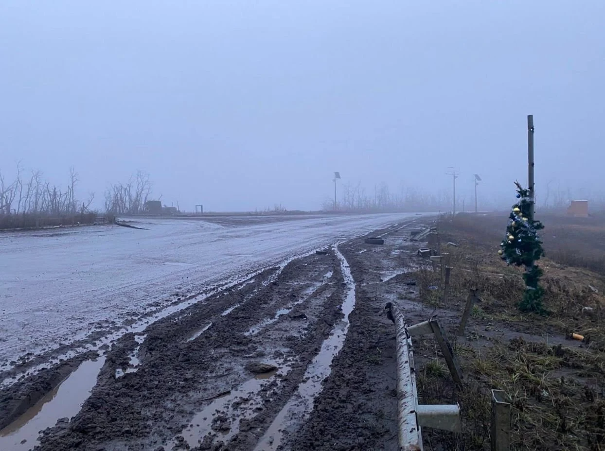 Фото дня: главную елку страны установили в 6 километрах от Бахмута - 585914 Фото дня: главную елку страны установили в 6 километрах от Бахмута - фото 585914