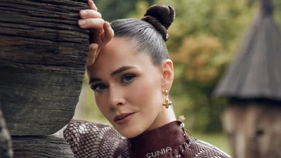 Что читает звезда: Юлия Санина поделилась популярной книгой, которую сейчас читает