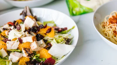 Ідеальний салат з мандаринами та куркою на Новий рік: легкий та дуже смачний