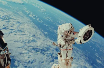 Незвичний запах: астронавти розповіли, чим пахне космос і цьому є наукове пояснення