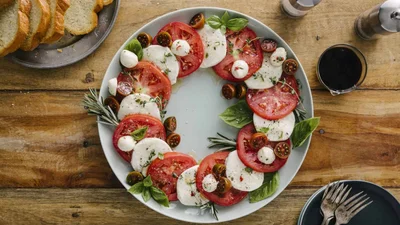 Гості з’їдять за секунду: новорічний салат "Вінок по-італійськи"