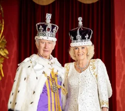 Король Чарльз и королева Камилла выпустили праздничную открытку, но не всем она по душе