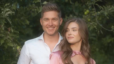 Владимир Остапчук и его 23-летняя жена показали, как украсили елку