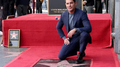 Зак Ефрон отримав зірку на Алеї слави та тепло згадав Меттью Перрі