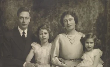 Королівська родина розчулила фанатів різдвяними листівками з архівними фото Єлизавети II