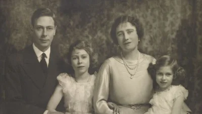 Королівська родина розчулила фанатів різдвяними листівками з архівними фото Єлизавети II