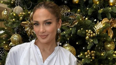 Шикарная Дженнифер Лопес возле рождественской елки вдохновляет на праздничное настроение