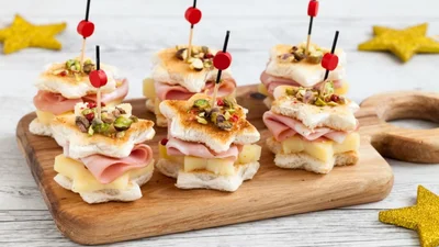 Эффектная и простая в приготовлении: новогодняя закуска "Елочка" из хлеба, ветчины и сыра