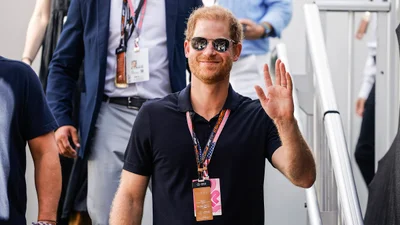 Принц Гарри стал жертвой взлома телефона журналистами: подробности громкого дела