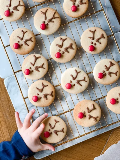 Как из Instagram: 4 стильных варианта декора рождественского печенья - фото 588123