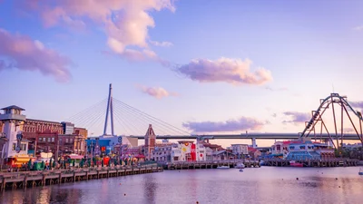 Прокотилися: в Японії на американських гірках застряли люди на висоті понад 40 метрів