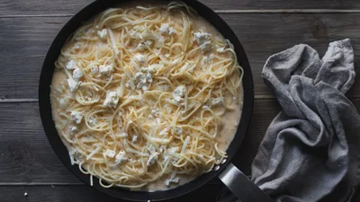 Проще простого: как приготовить вкусный макаронник с сыром на сковороде
