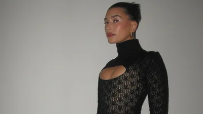 Гейлі Бібер вийшла на прогулянку з сумочкою українського бренду