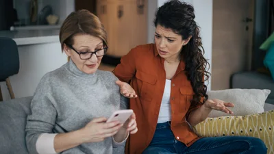 Психологи рассказали, как реагировать на грубость со стороны родственников