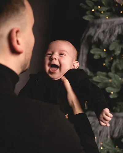 Первое Рождество с сыном: Ivan NAVI тронул семейными фото у елки - фото 589048
