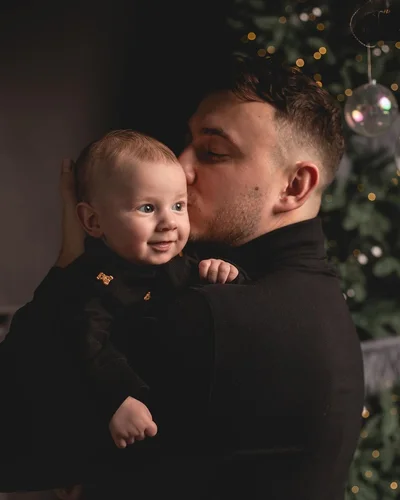 Первое Рождество с сыном: Ivan NAVI тронул семейными фото у елки - фото 589049