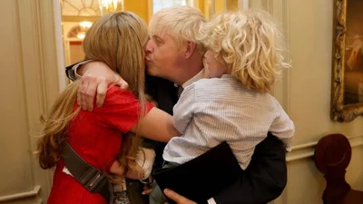 Фото дня: Борис Джонсон в костюме Санта-Клауса украсил елку с детьми