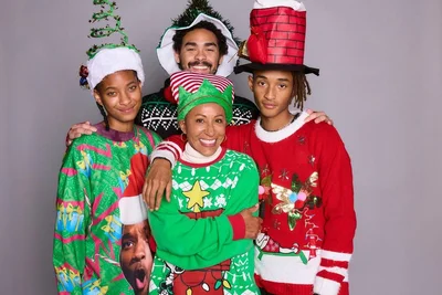 Высокие отношения: Уилл Смит снялся в рождественской фотосессии с мамами своих детей - фото 589526
